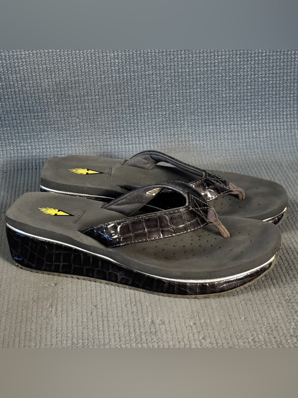 Volatile Women's Mini Croco Wedge Flip Flop Sandals Size 8